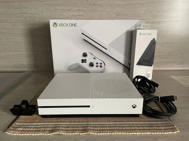 Xbox One S + 1 comando (na caixa)
