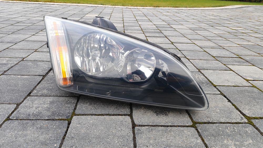 Lampa prawa przednia przód Ford Focus MK2.