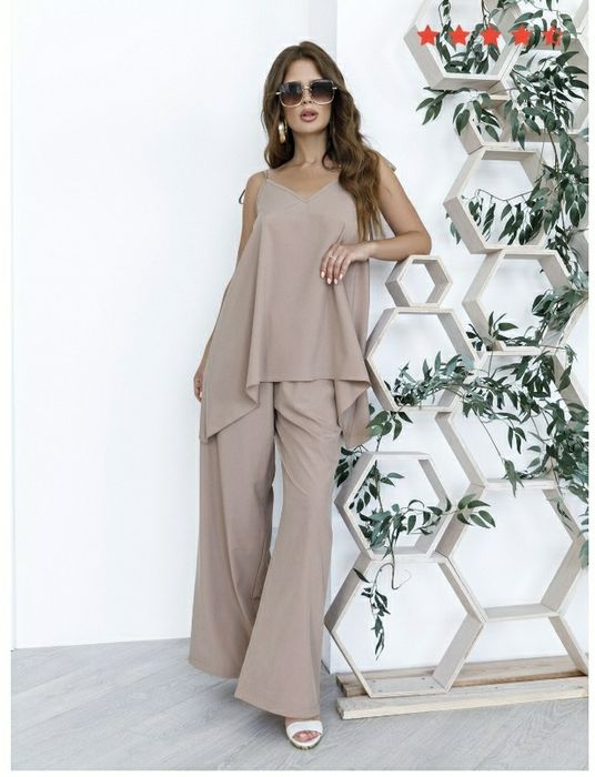 Брючнный костюм бежевый.