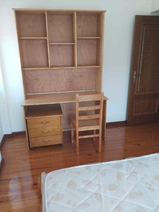 Quarto de solteiro novo.