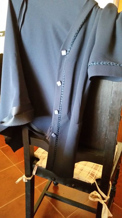 Blazer meia manga azul escuro e bordado