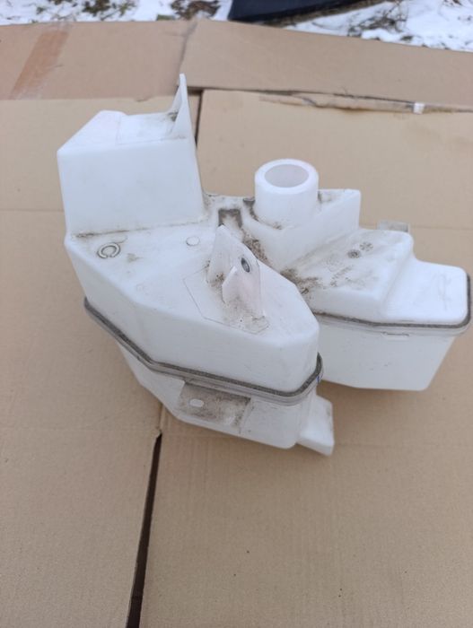 Toyota Corolla Cross zbiorniczek spryskiwaczy