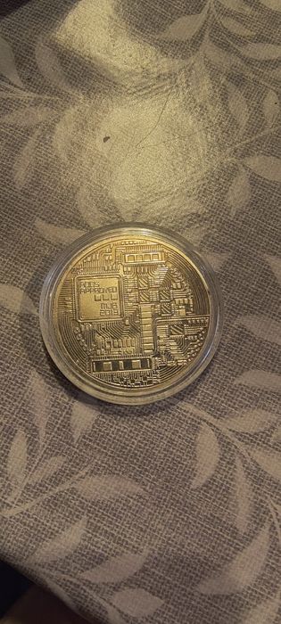 Сувенір біткоін в упаковці. Bitcoin