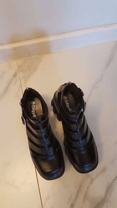 Czarne buty na koturnie