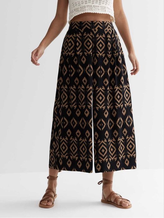 жіночі кюлоти (штани вільного крою, що нагадують спідницю)