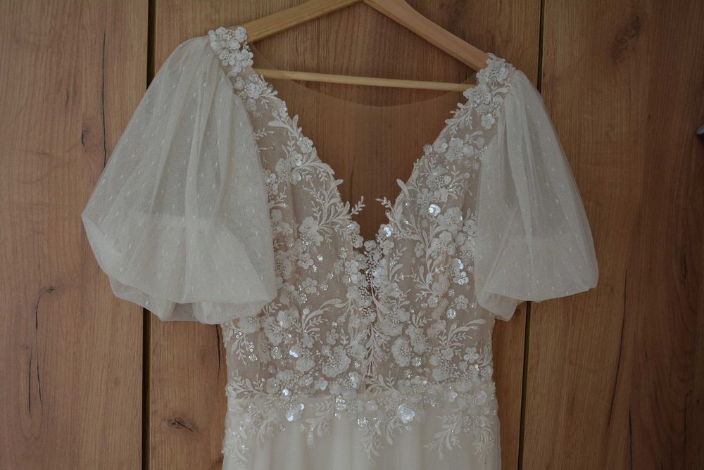 Tiulowa suknia ślubna z bufiastymi rękawkami