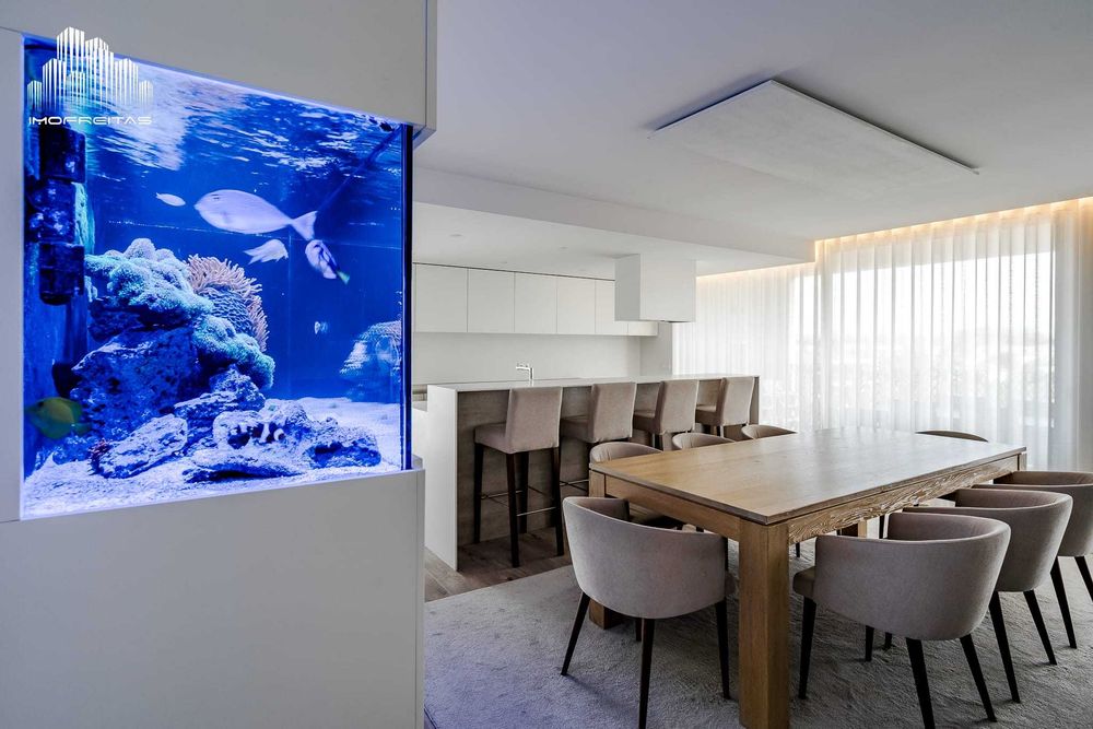 Mesa de jantar e cadeiras