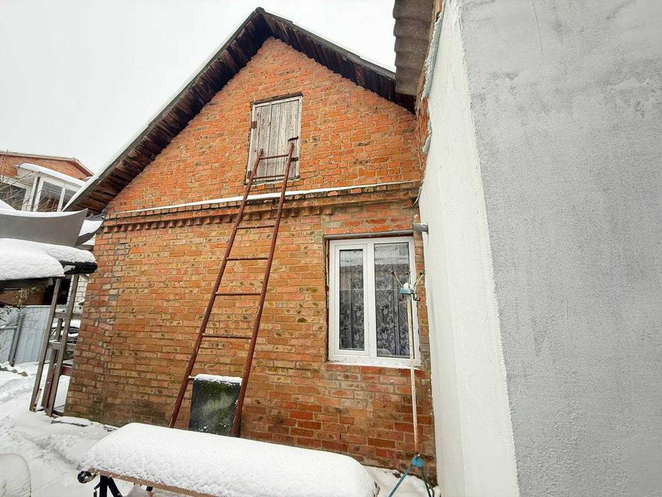 Здається компактний будинок з новим ремонтом, техніка та меблі.