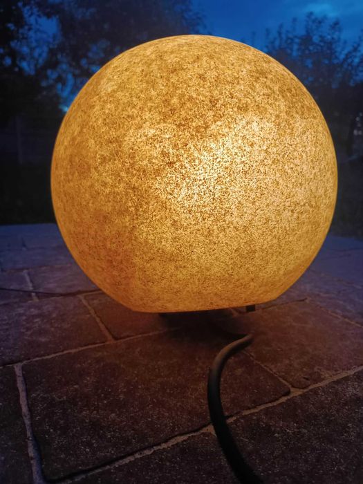 Lampa ogrodowa w kształcie kuli koloru piaskowca marki Blumfeldt