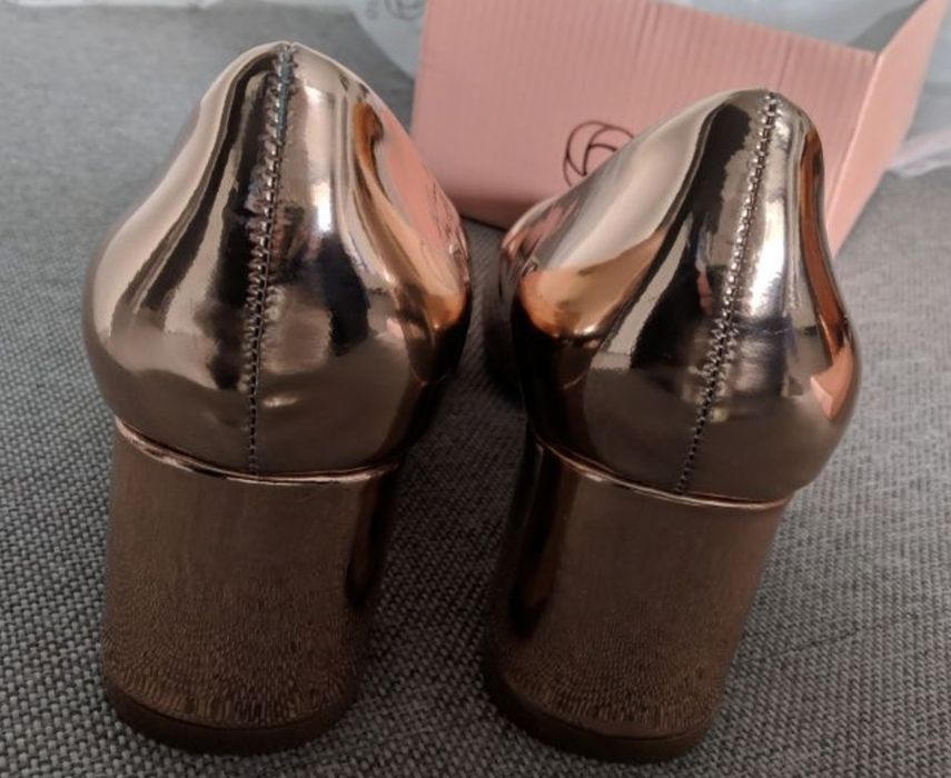 Złote buty na słupku