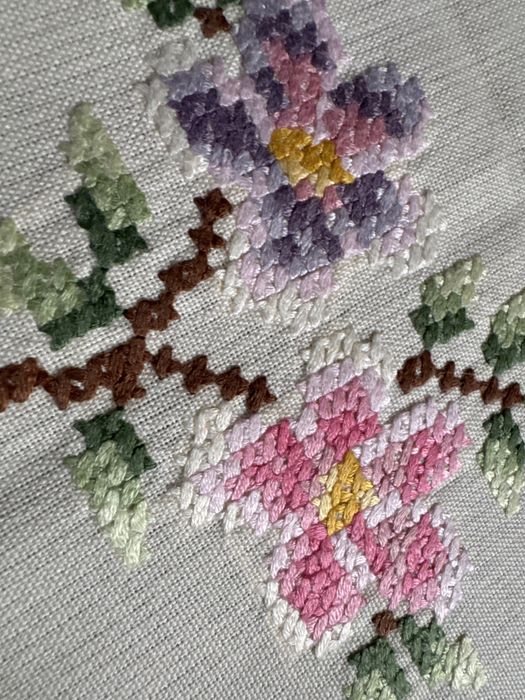 Bieżnik ręcznie haftowany  motywy kwiatowe do kolekcji