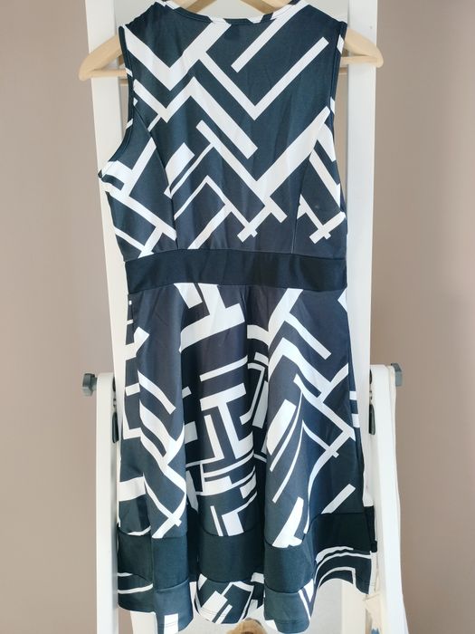 Vestido preto e branco, sem mangas NOVO