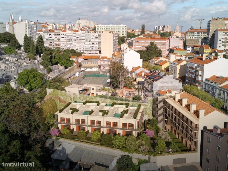 Apartamento T1 com estacionamento em condomínio com piscina e jardim