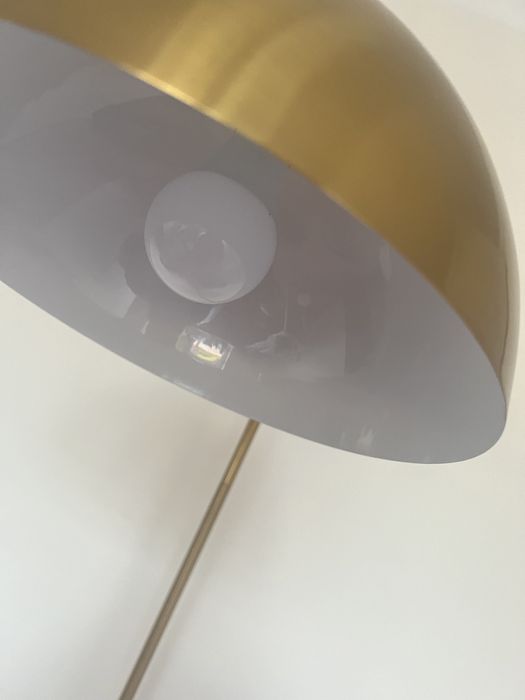 Lampa ze stacja ładującą