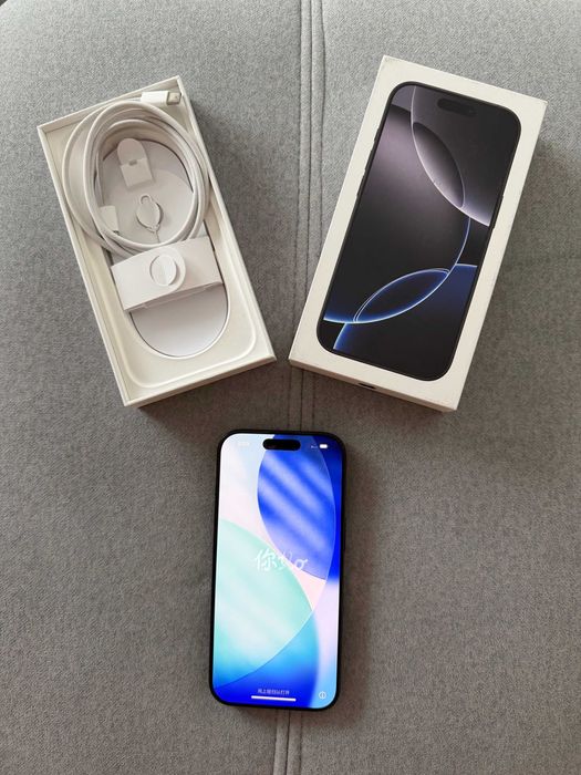 iPhone 16 Pro Black Titanium 256 GB z etui