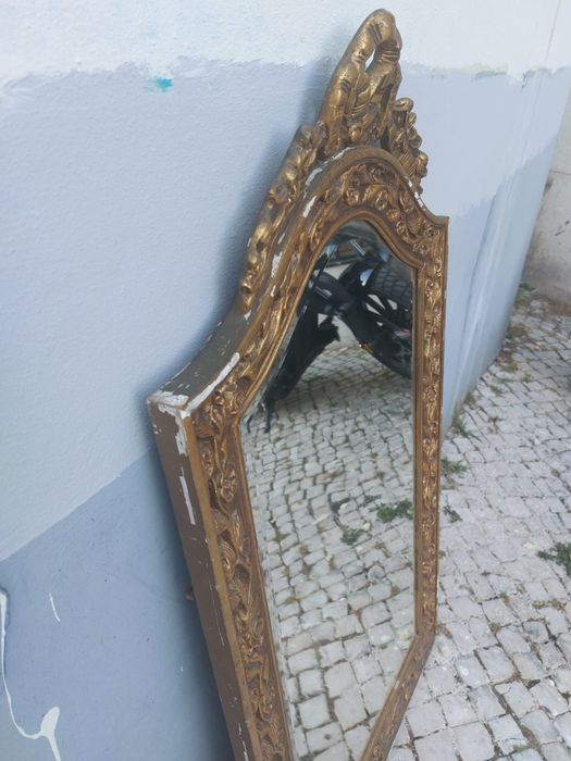 Espelho esculpido em talha dourada