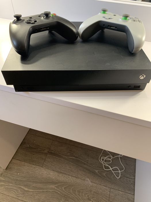Продам Xbox one X на 1TB