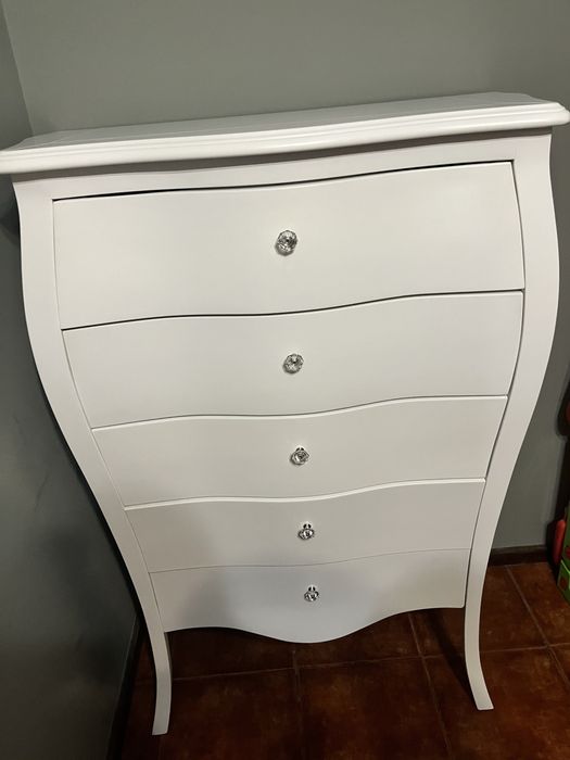 Cómoda nova toda em madeira