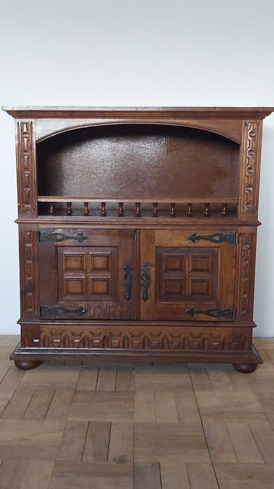 Mesa auxiliar o mesa TV de madeira maciça talhada/esculpida.
