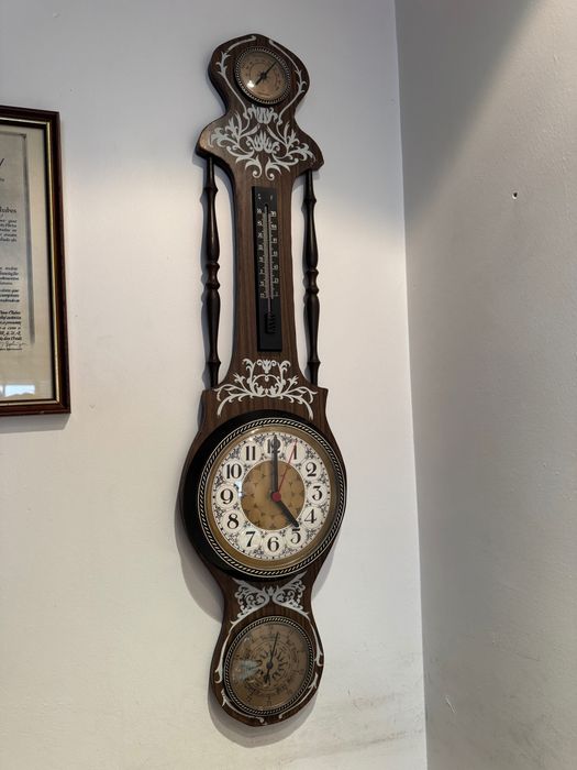 Relógio de parede antigo com termómetro e higrómetro