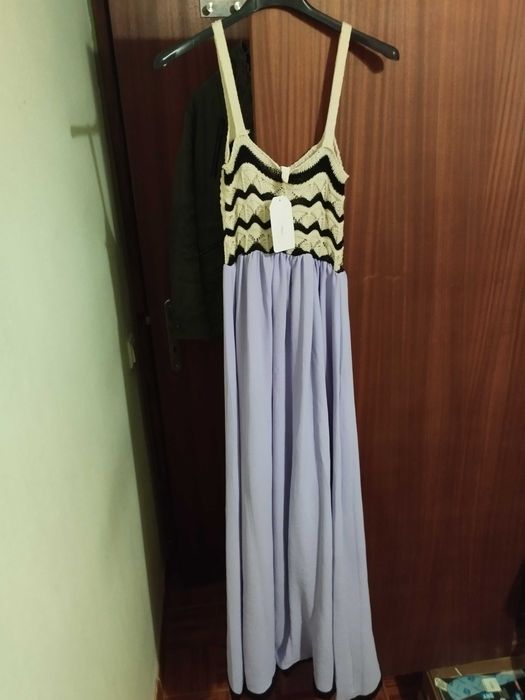 Vestido com crochê no peito comprido lilás