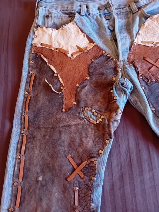 Calças ganga com aplicações em pele/cabedal, marca Levis Strauss originais/verdadeiras, compradas em Ibiza, em excelentes condições.