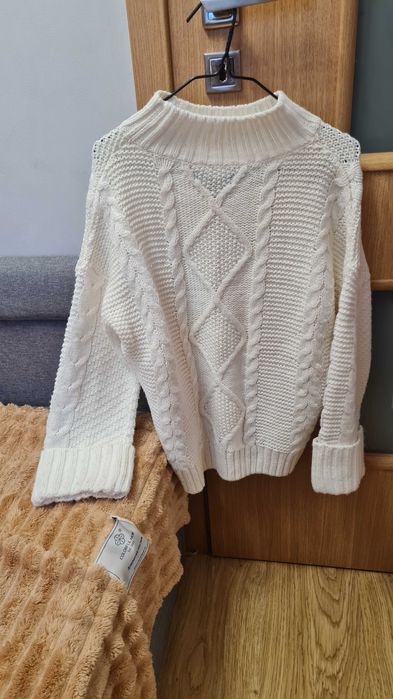 biały sweter w dobrym stanie