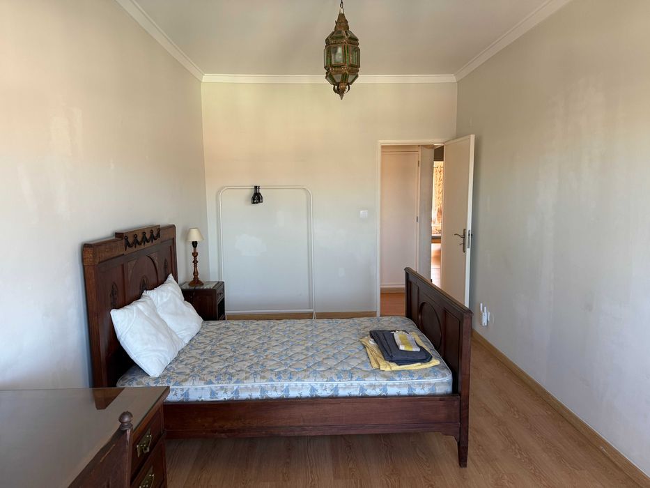 Quarto para Arrendar com Varanda