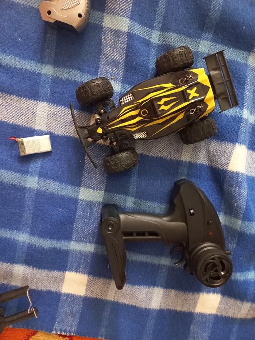 Uszkodzone zabawki: pistolet, dron, autko sterowane.