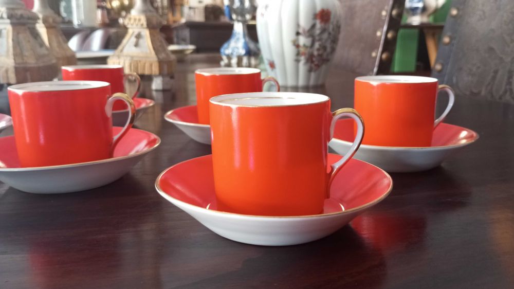 Antigo conjunto de 12 chávenas de café em porcelana Vista Alegre