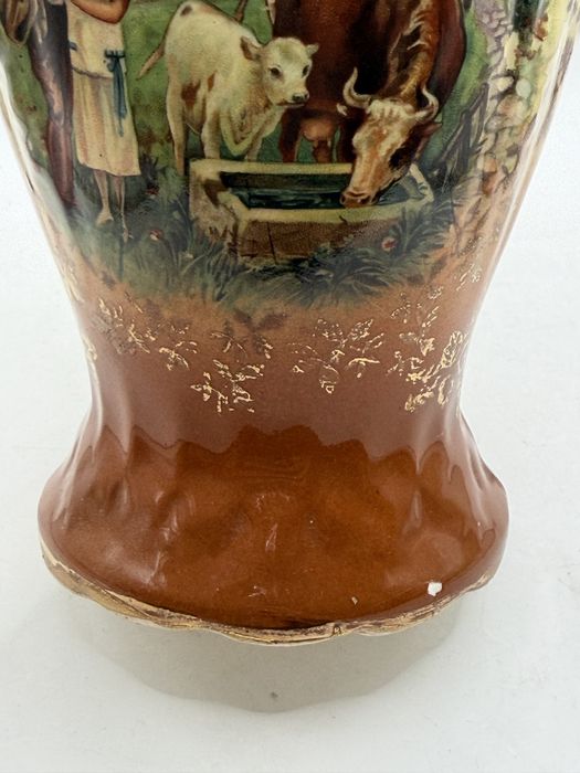 Ceramiczny wazon z dwoma uchwytami w stylu secesyjnym