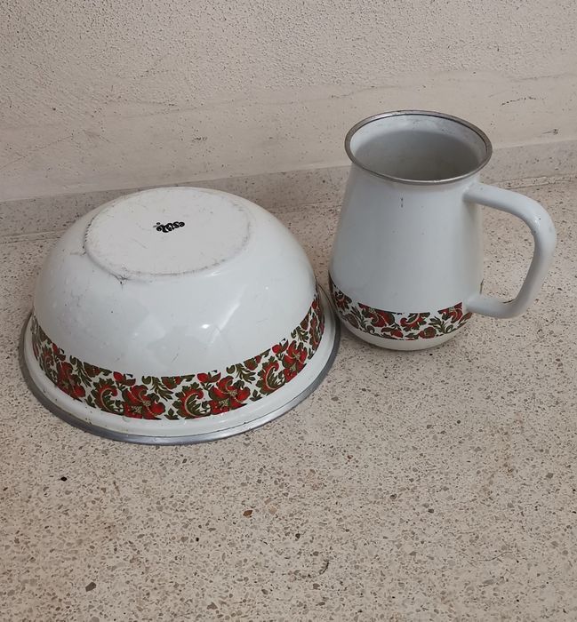 Conjunto de bacia de lavatório e jarro alto, em metal esmaltado (conhecido popularmente por ágata).