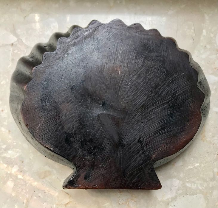 Bakelitowa kobieta w muszli z Hawaii