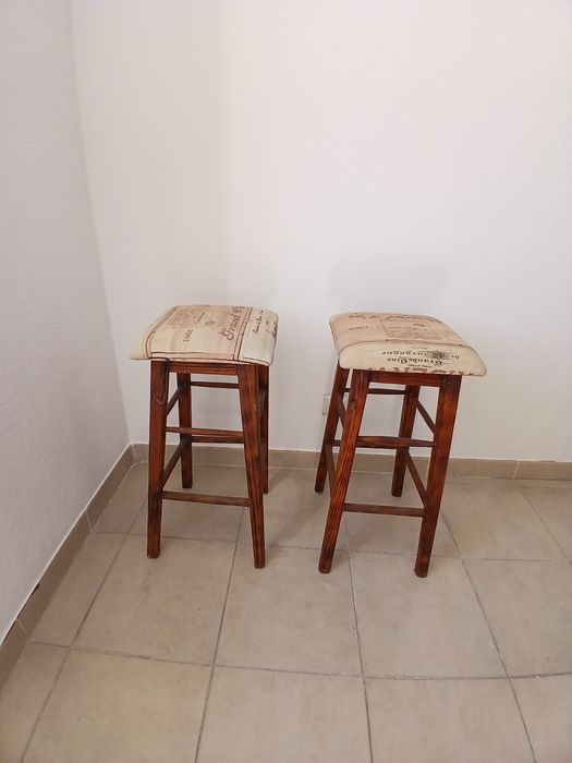 Bancos altos de madeira com tampo forrado