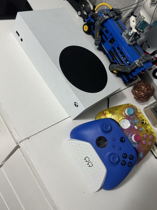 Xbox Series S + 2 pady z ladowarka do nich SUPER STAN