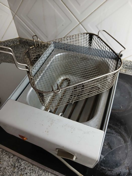 Fritadeira elétrica perfeitamente funcional.