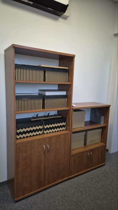 Komplet mebli biurowych, biurko plus regały