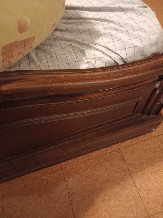 Cama de casal de castanho
