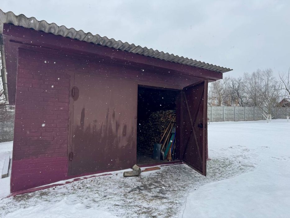 Продається будинок з гаражем деревяний обкладений цеглою вул. Київська