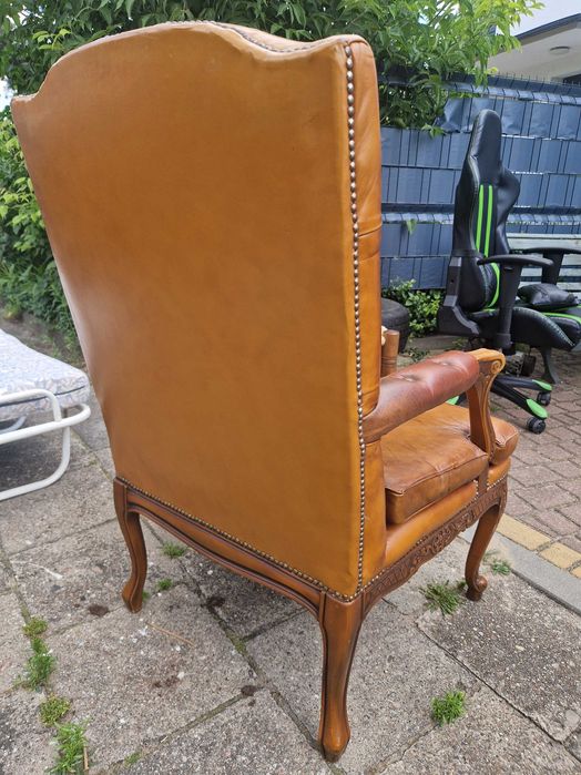 Skórzany fotel w stylu chippendale