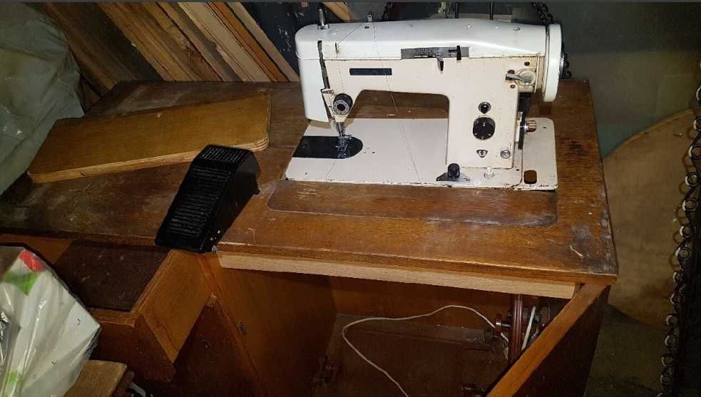 Maszyna do szycia PREDOM ze stolikiem