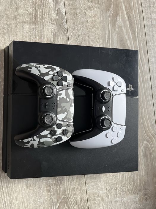 Konsola PS4 + 2 pady + okablowanie