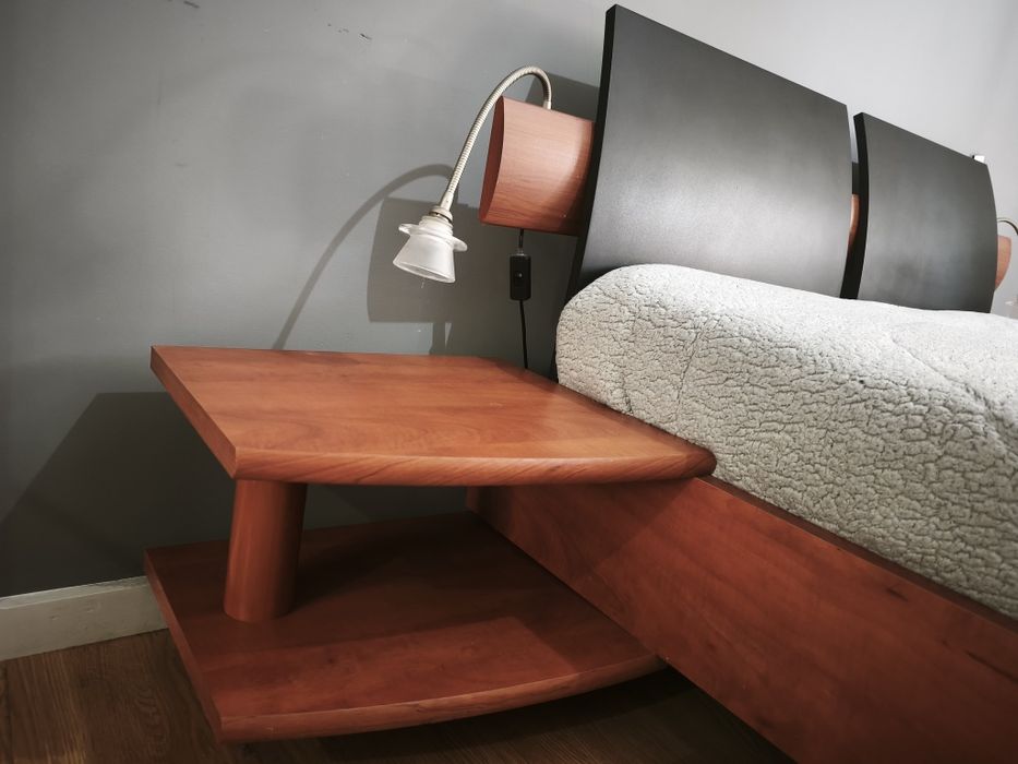 Cama casal em cerejeira com mesinha cabeceira