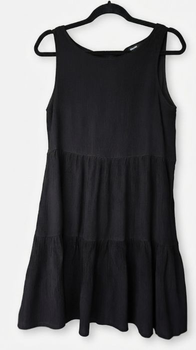 Czarna zwiewna sukienka mini Cropp - Rozmiar M