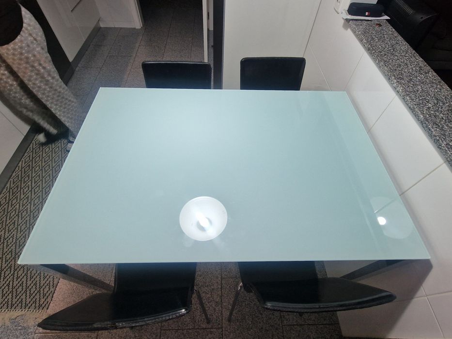 Mesa de cozinha em vidro e inox