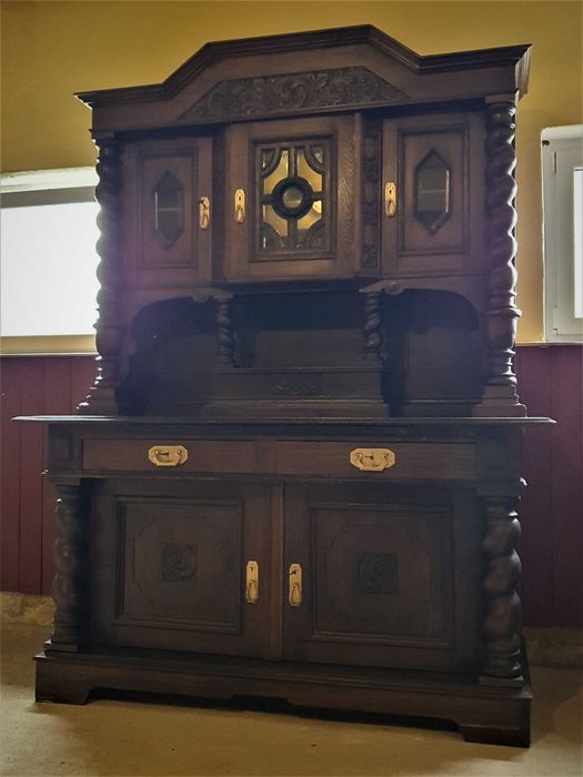 Kredens Dębowy na ślimakach - duży