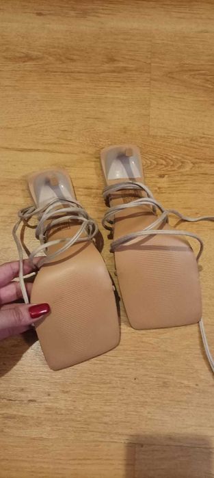 PrettyLittleThing wiązane sandały na szpilce 41