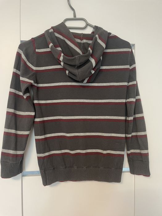 Sweter z kapturem