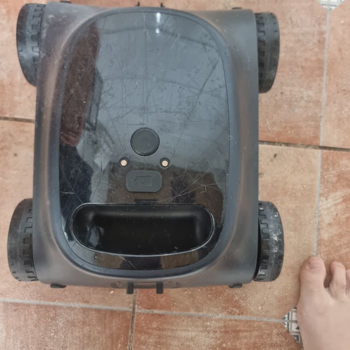 Robo limpeza piscina
