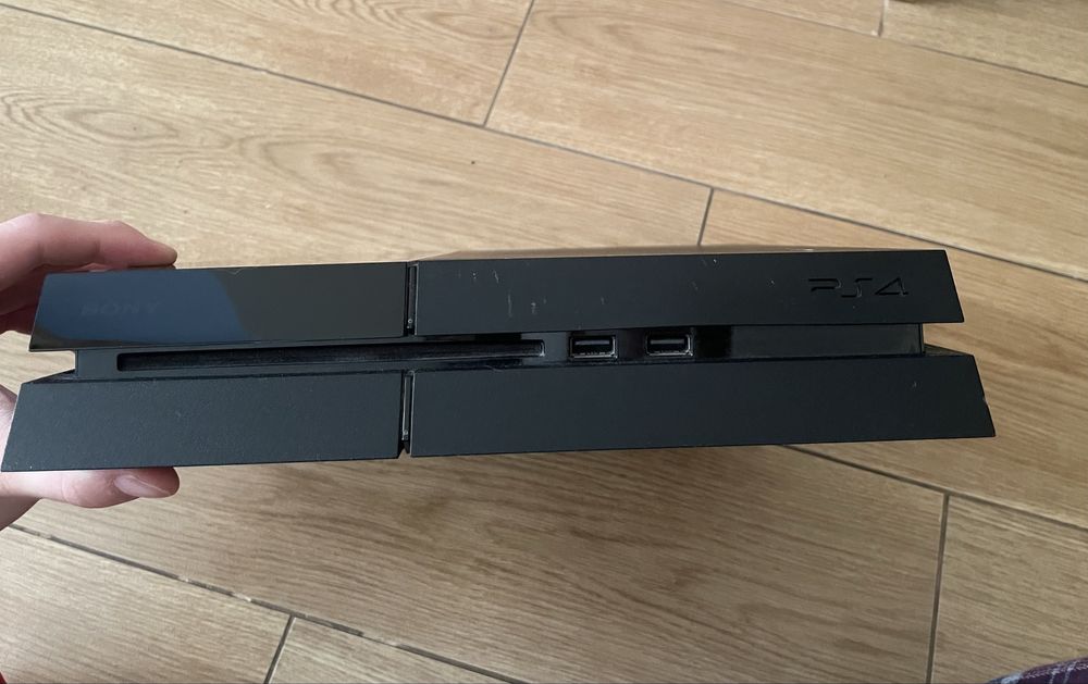 PlayStation 4 500GB + 2 pady